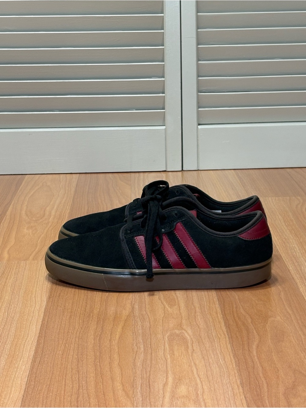 Adidas Seeley Skateboarding Shoes, Black & Burgundy Suede, gum rubber sole sz 7